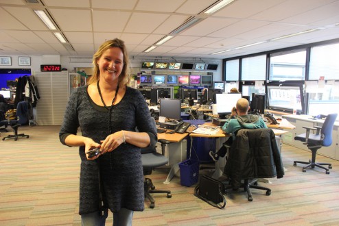 Brechtje van de Moosdijk, op de achtergrond de buitenlandredactie van RTL Nieuws