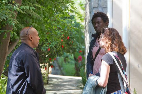 Janneke Juffermans en Babah Tarawally in gesprek met een projectmedewerker van Light of the World in Ethiopië.