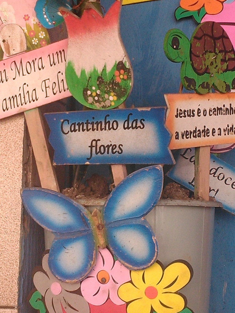 Tekst 'hier woont een gelukkige familie' - in de favela Alemao. Foto Tine Vanhee
