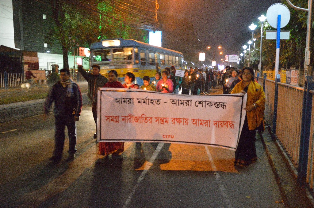 In Kolkota gingen mensen de straat op na de brute groepsverkrachting van een studente in New Delhi, 16 december 2012. Foto Biswarup Ganguly / Wikimedia Commons