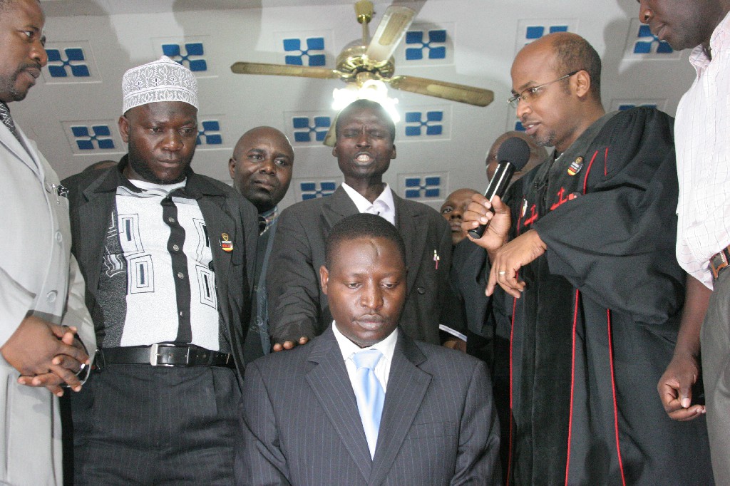 Christelijke en islamitische leiders zegenen de bedenker van de Oegandese anti-homowet, David Bahati (geknield). Foto Arne Doornebal