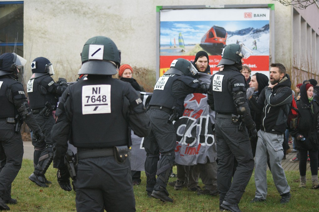 Politie treedt op tegen antifascisten. Foto Jilke Tanis